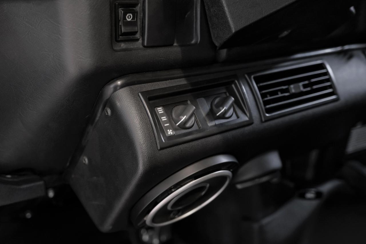 Land Rover Defender photo 28