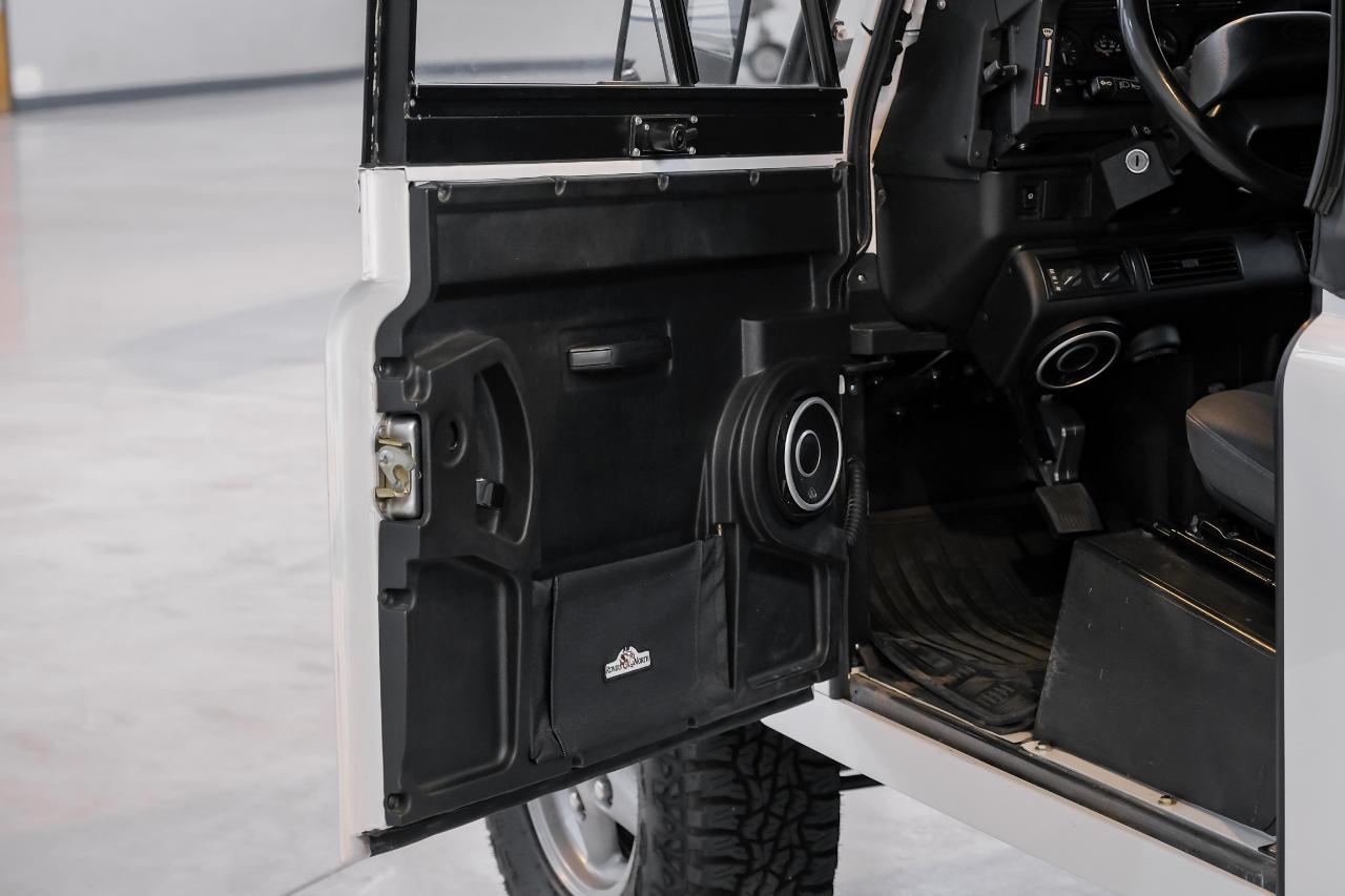 Land Rover Defender photo 37