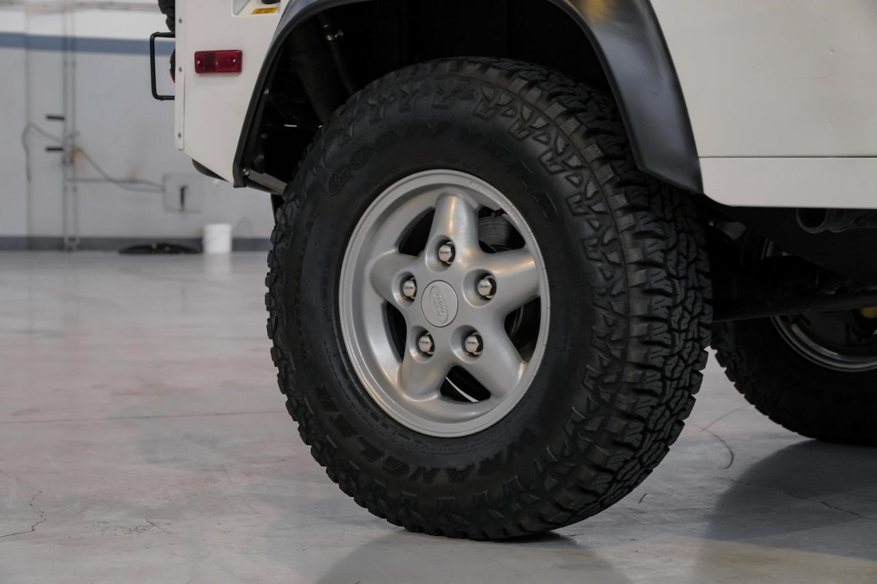 Land Rover Defender photo 51