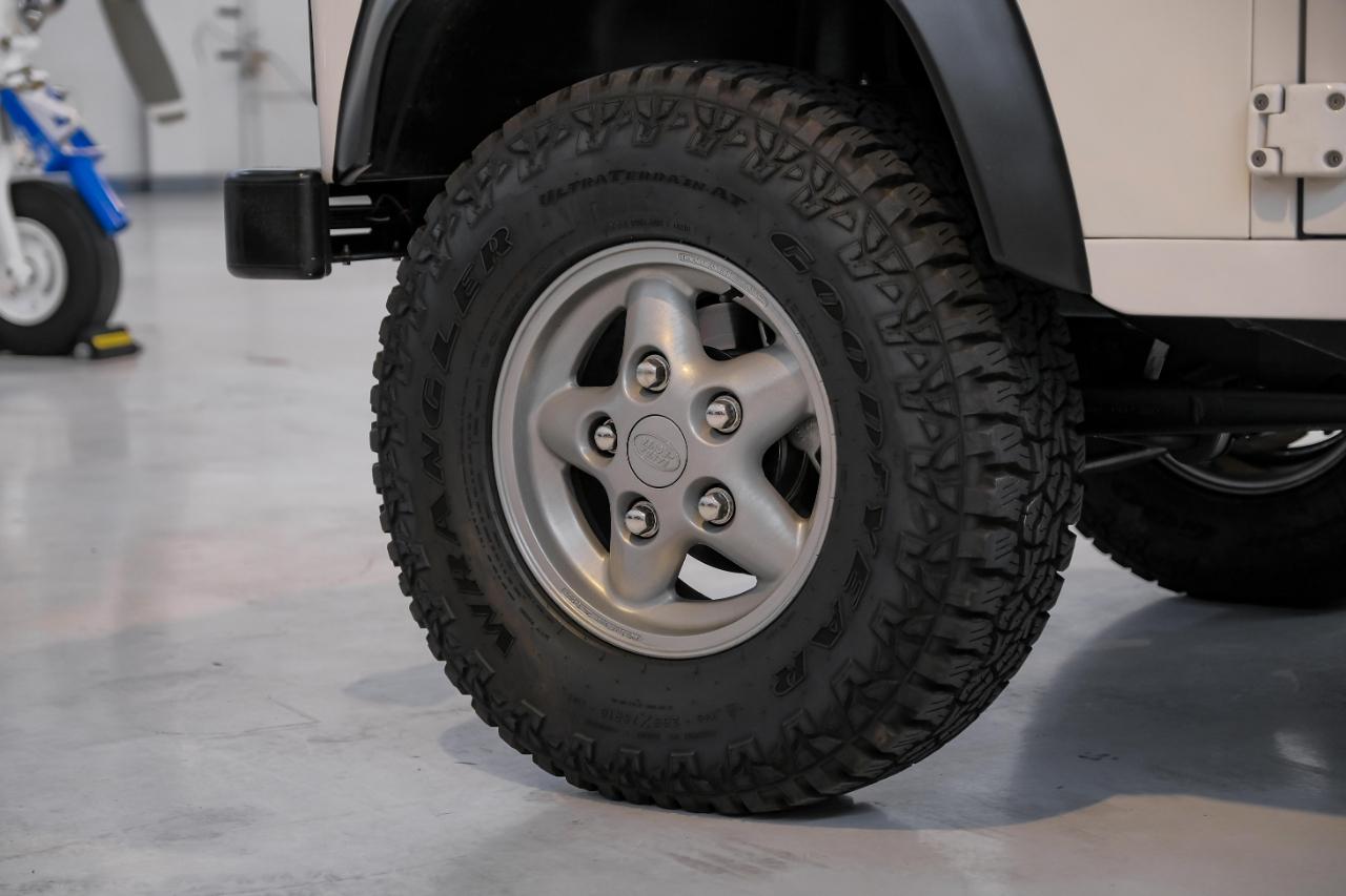 Land Rover Defender photo 53