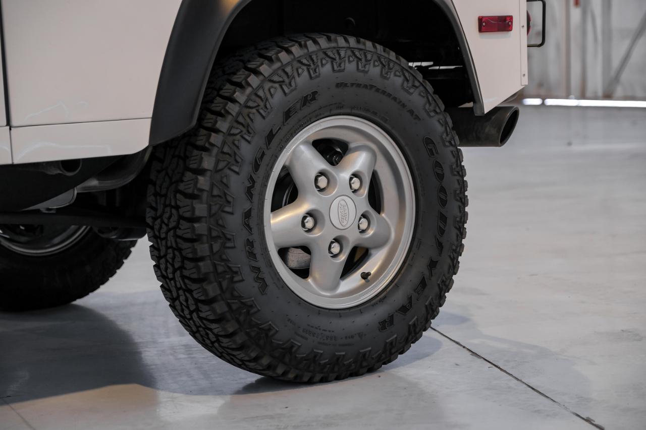 Land Rover Defender photo 54