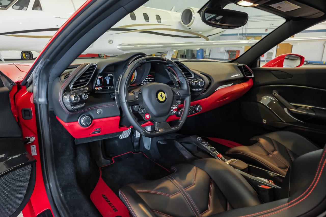 Ferrari 488 photo 2