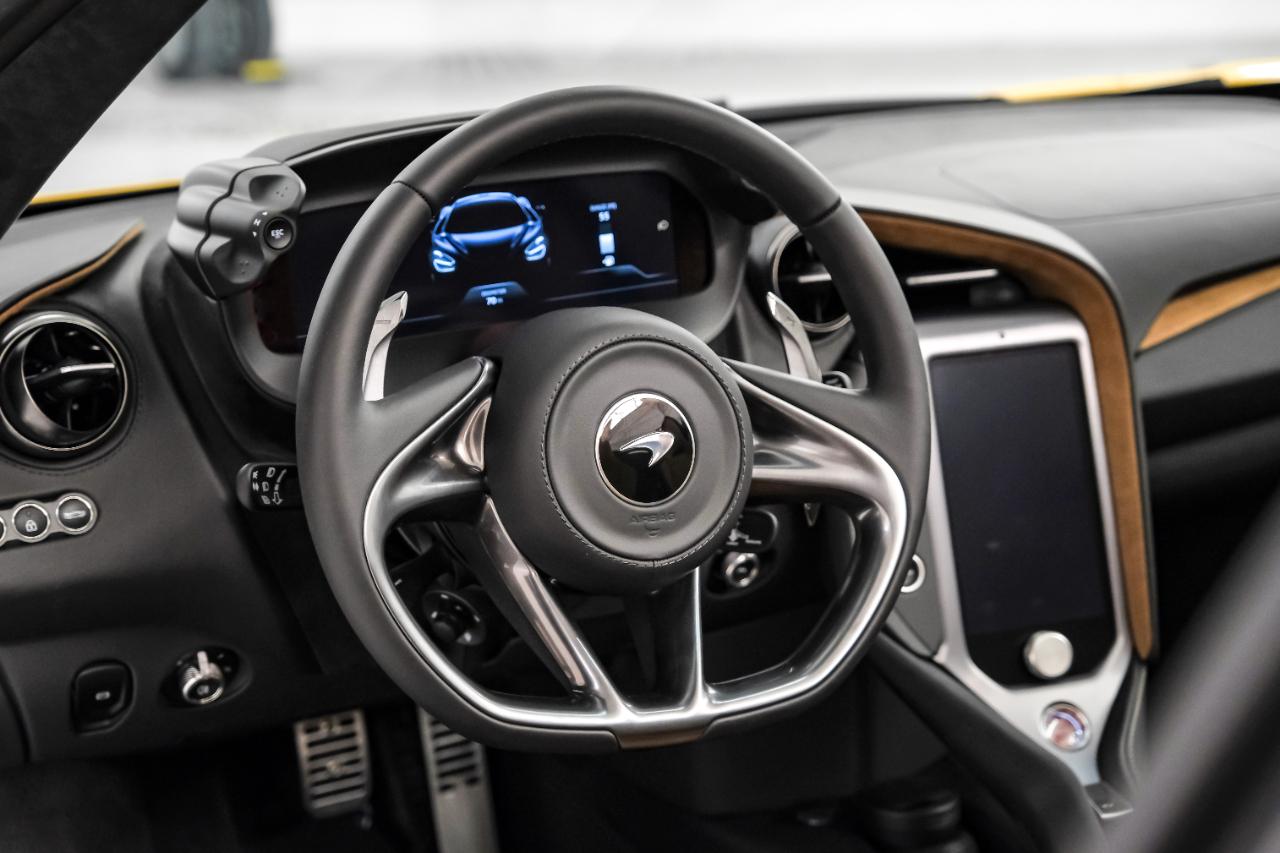 McLaren 750S photo 22