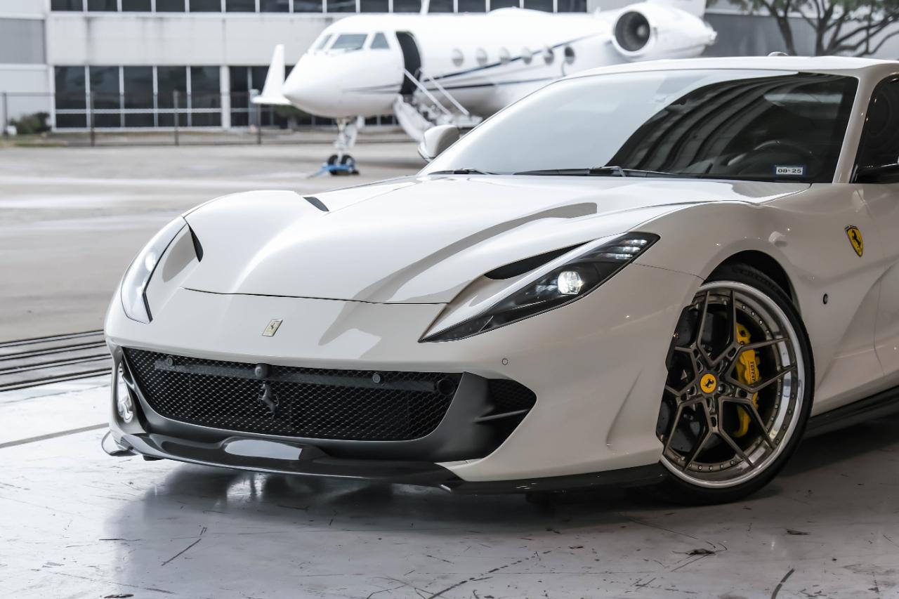 Ferrari 812 photo 8