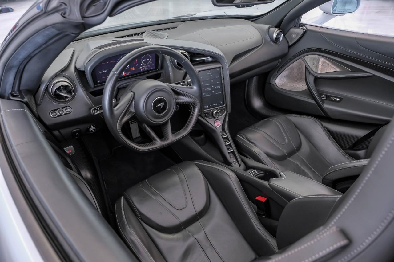 McLaren 720S photo 2
