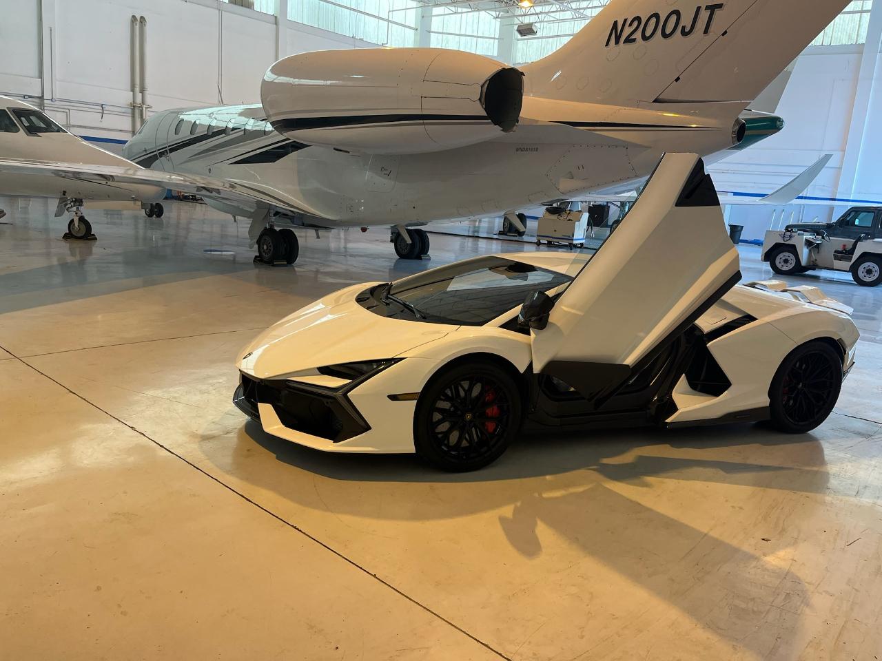 Lamborghini Revuelto photo 2