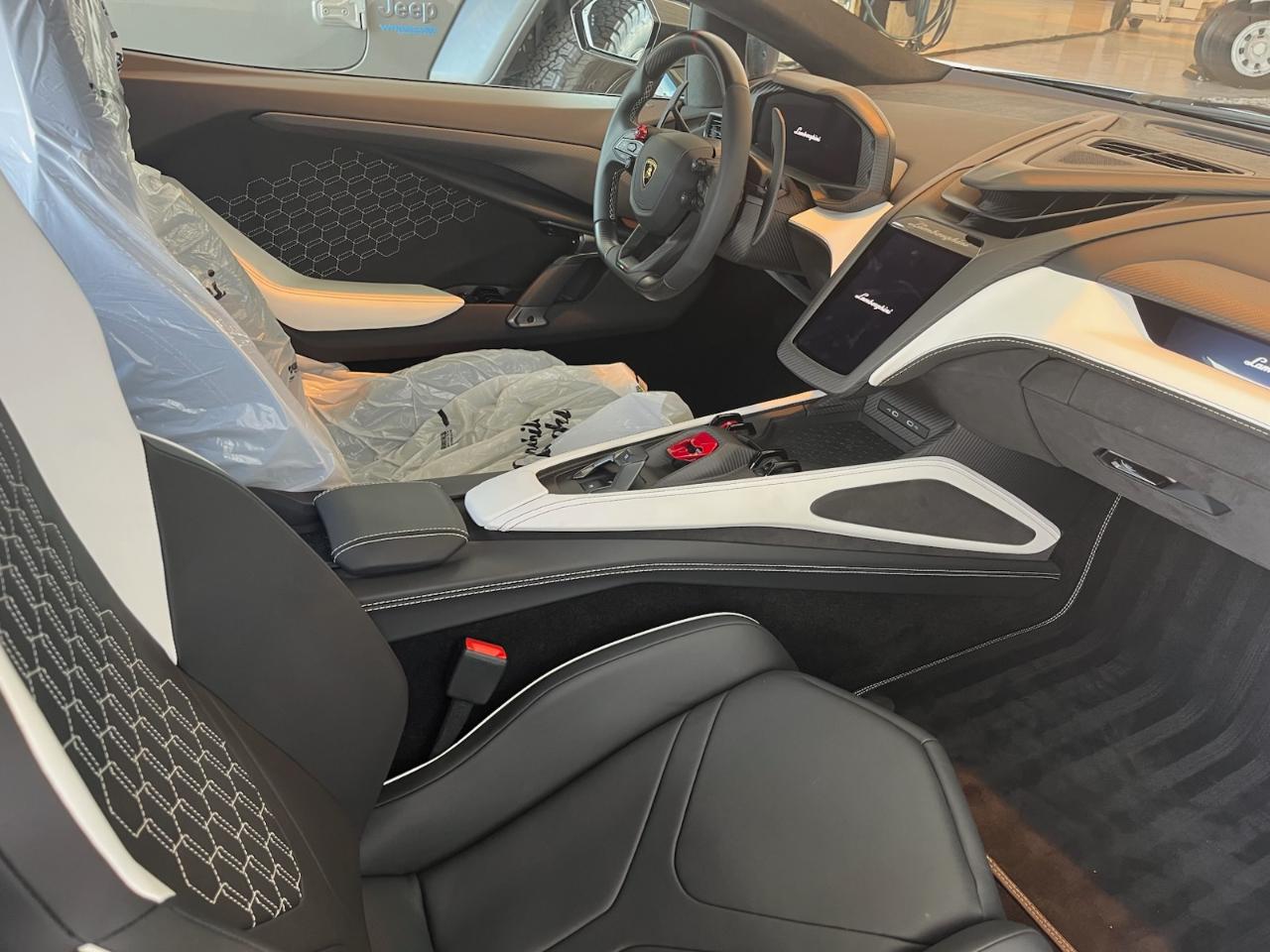 Lamborghini Revuelto photo 3
