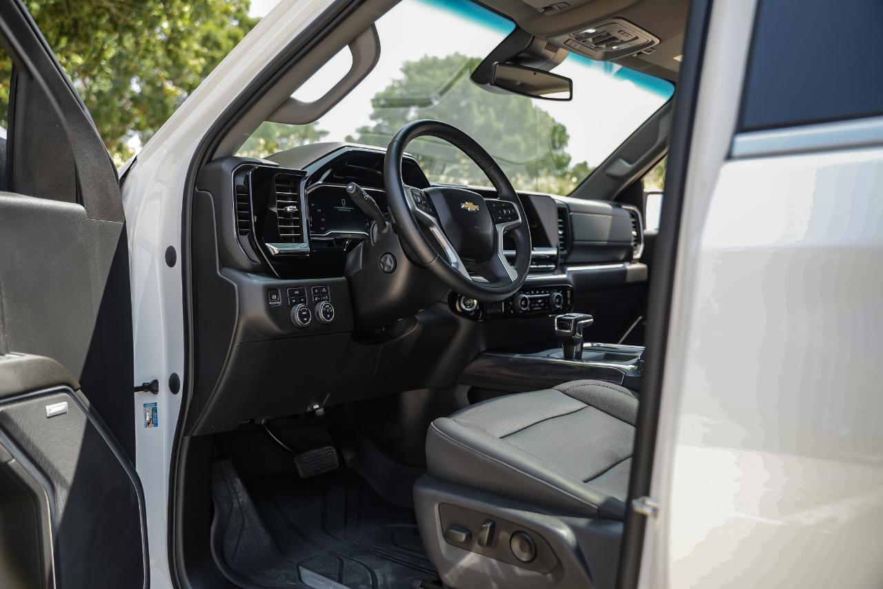 Chevrolet Silverado photo 2