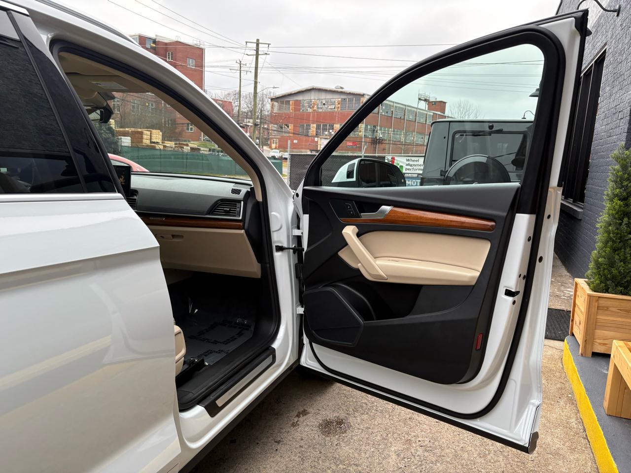 Audi Q5 2.0T Premium quattro 2024