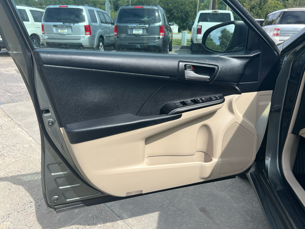 2013 Toyota Camry L photo 11