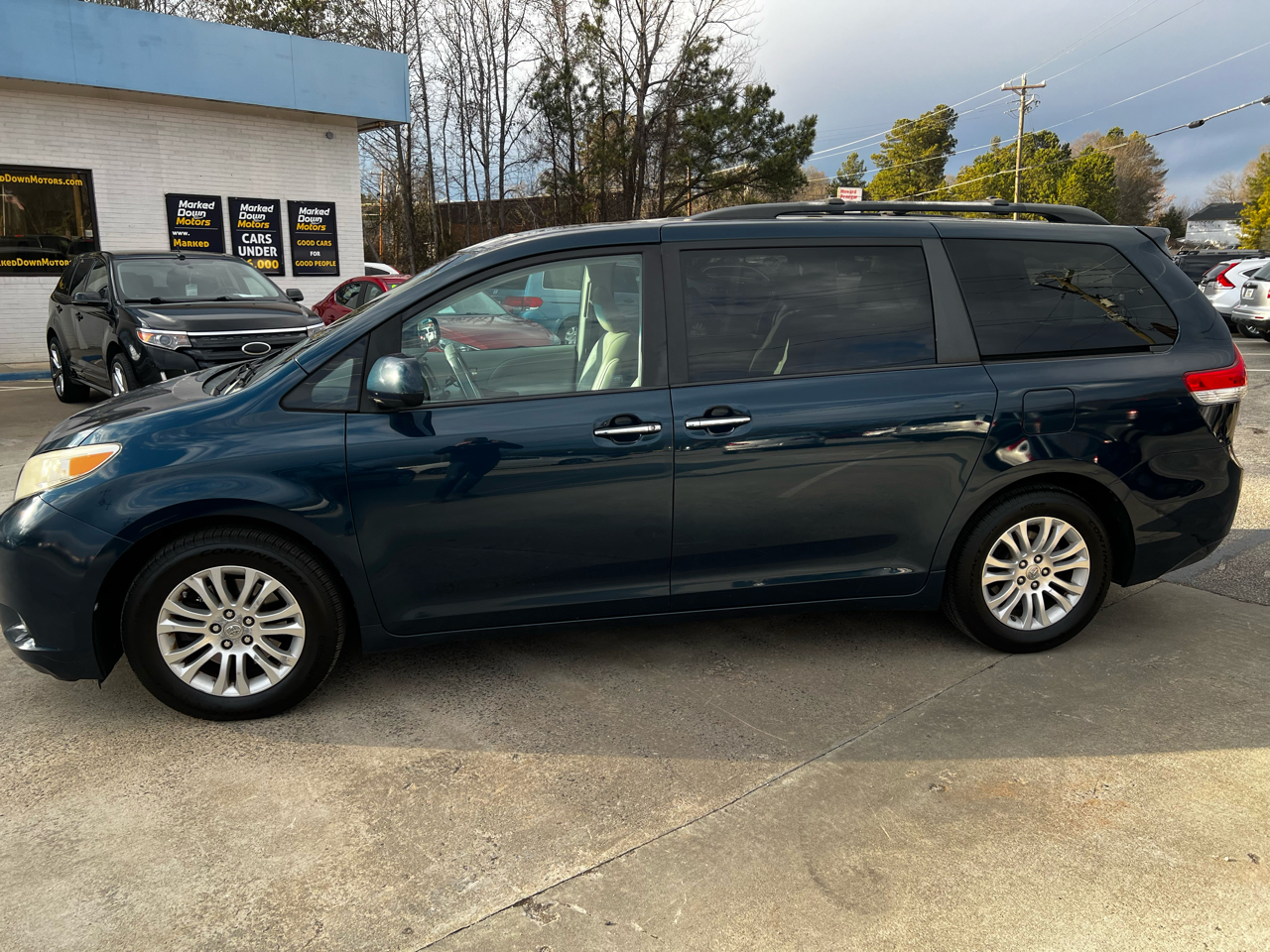 Toyota Sienna XLE 8-Pass V6 2011