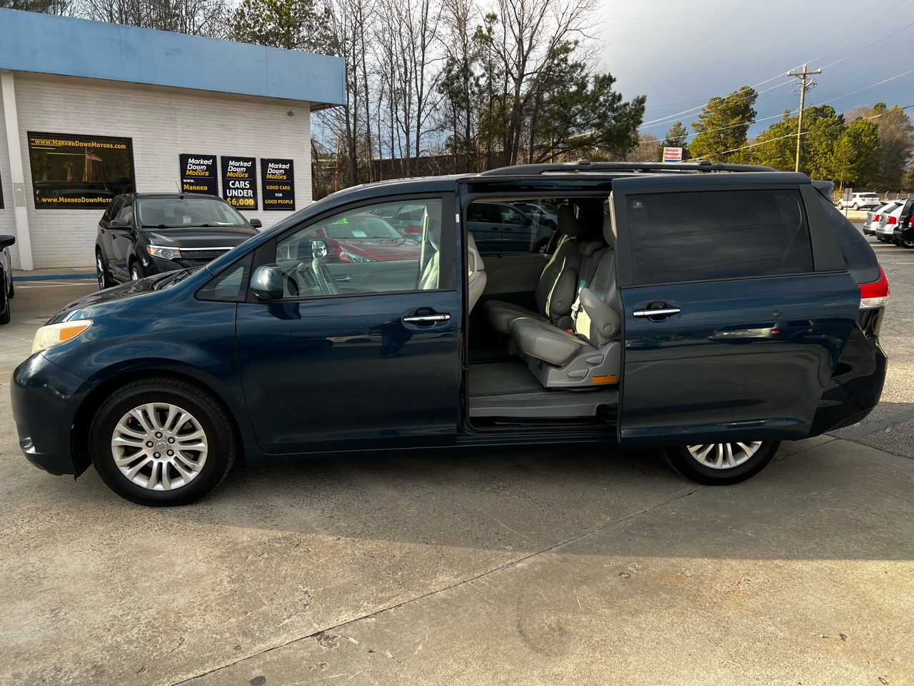 Toyota Sienna XLE 8-Pass V6 2011