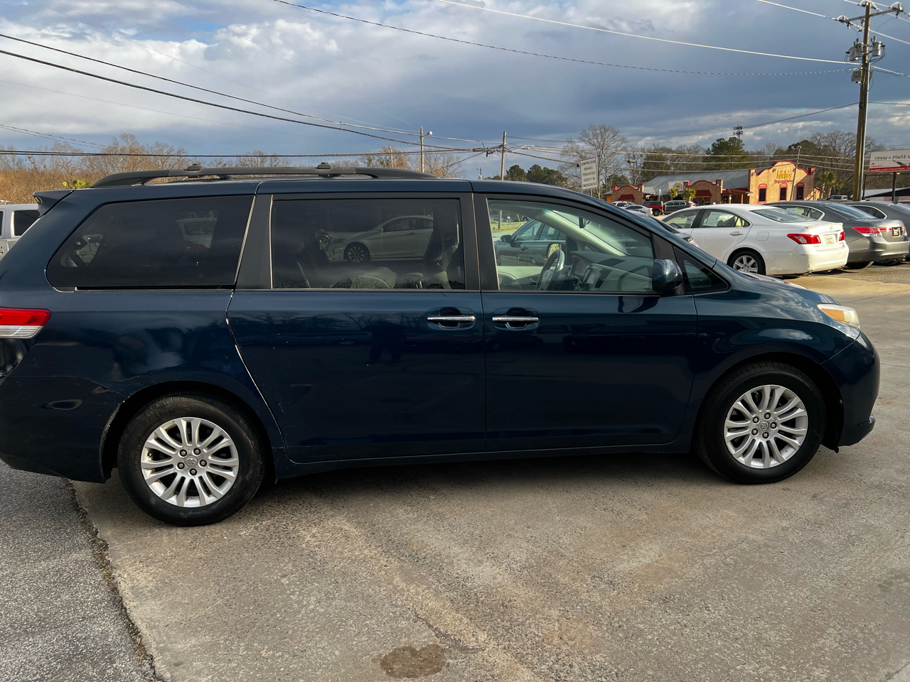 Toyota Sienna XLE 8-Pass V6 2011