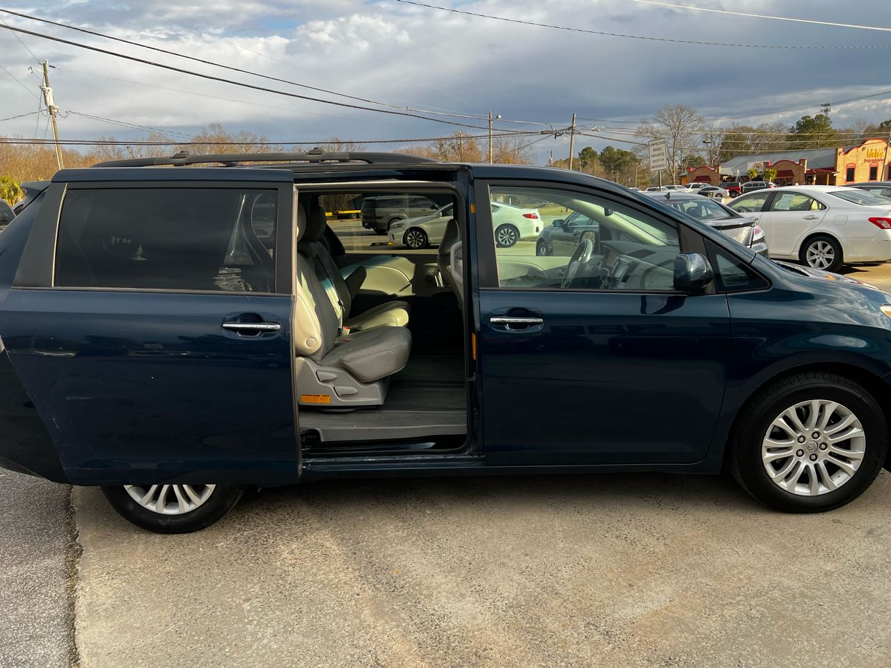 Toyota Sienna XLE 8-Pass V6 2011