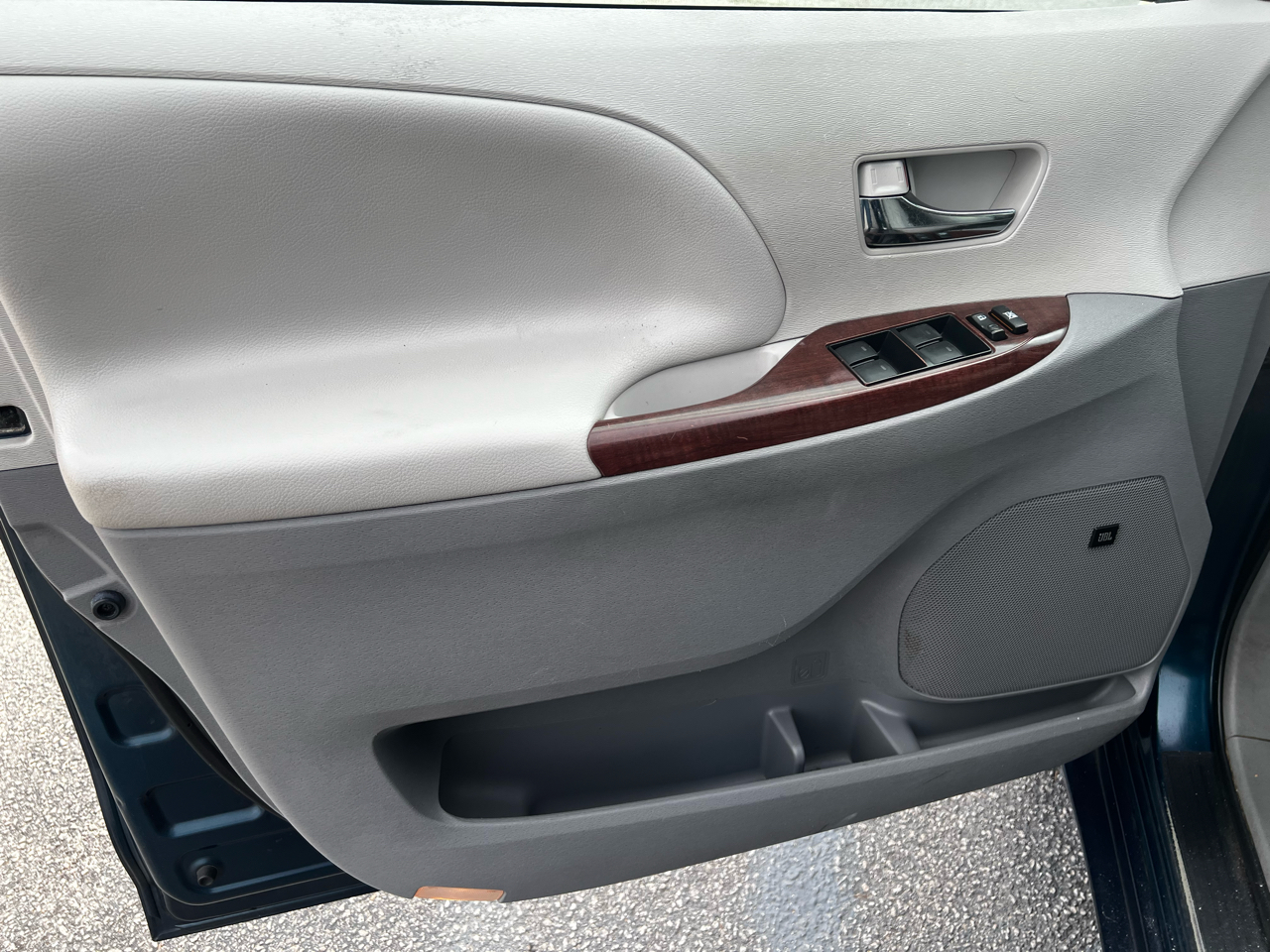 Toyota Sienna XLE 8-Pass V6 2011