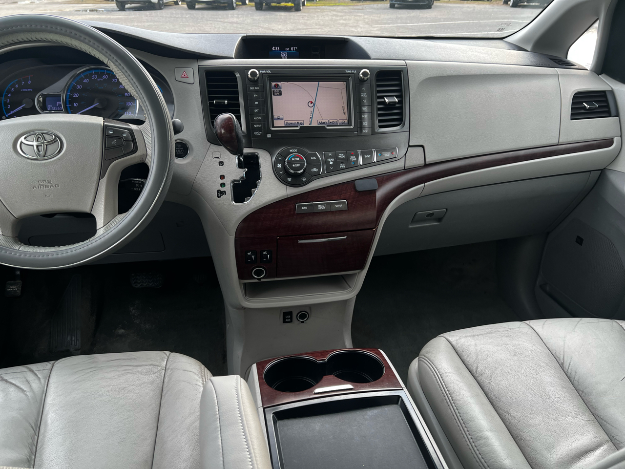 Toyota Sienna XLE 8-Pass V6 2011