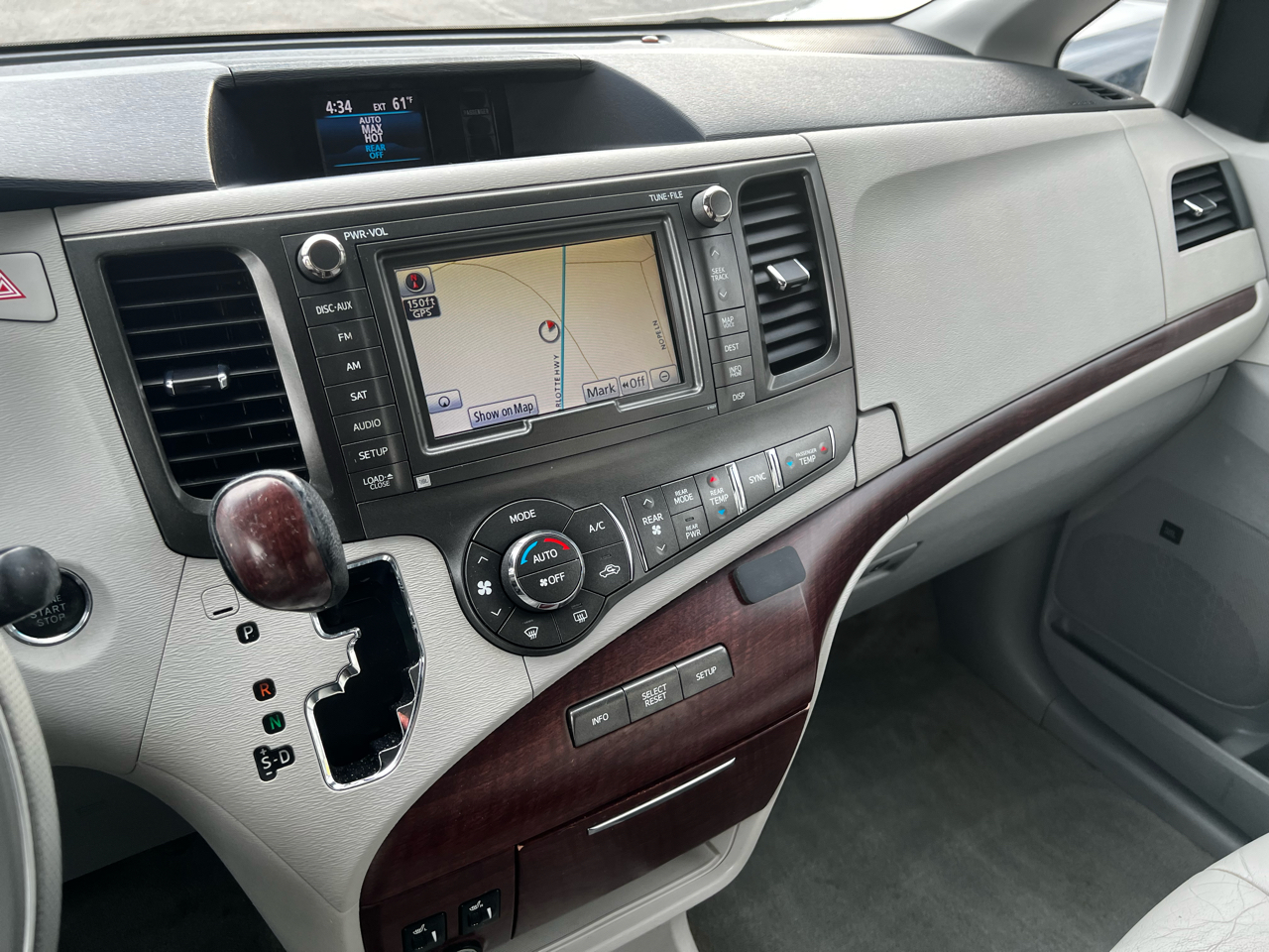 Toyota Sienna XLE 8-Pass V6 2011