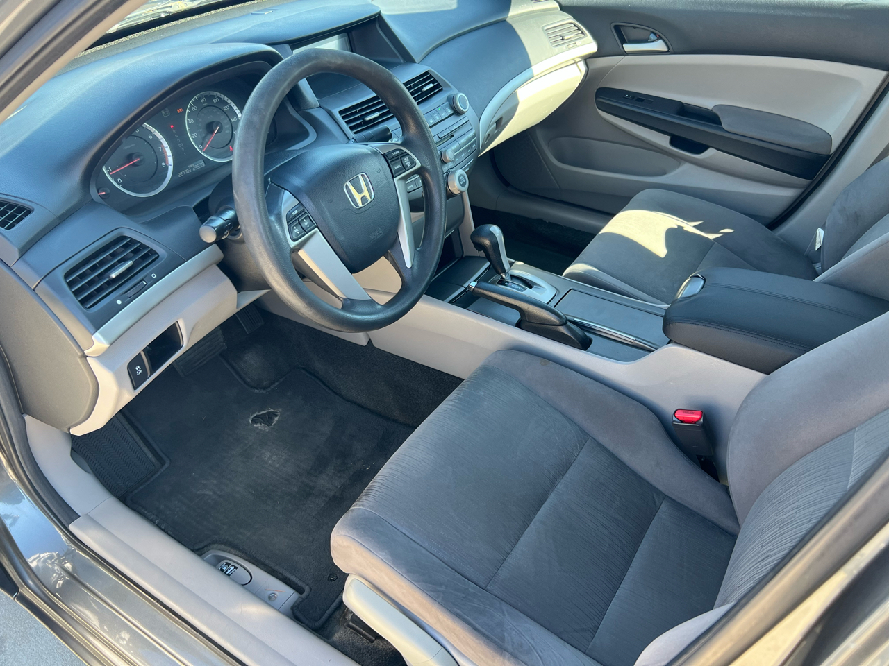 Honda Accord LX sedan AT 2012