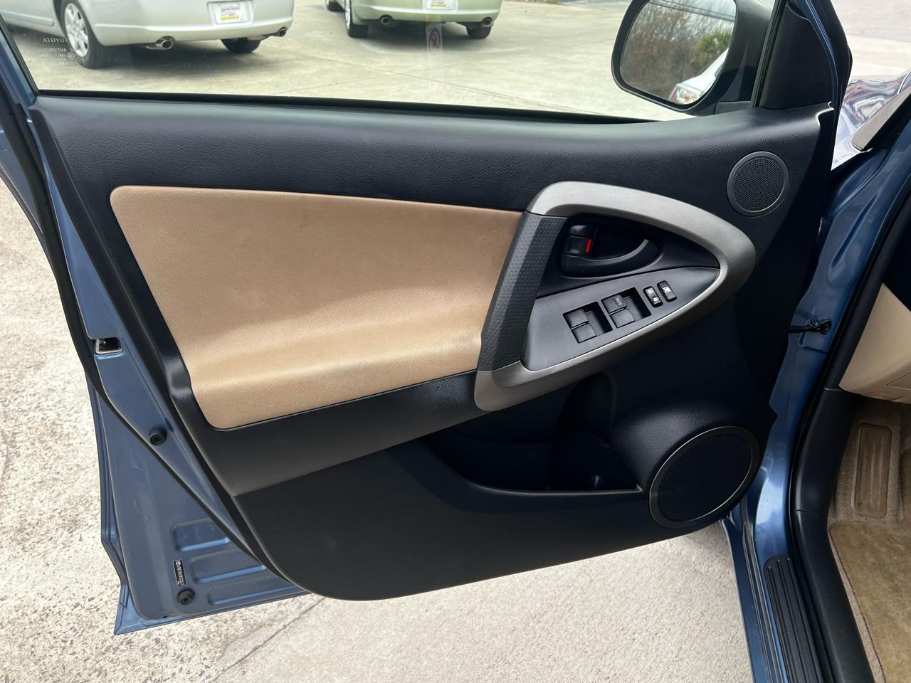 Toyota RAV4 Base I4 2WD 2010