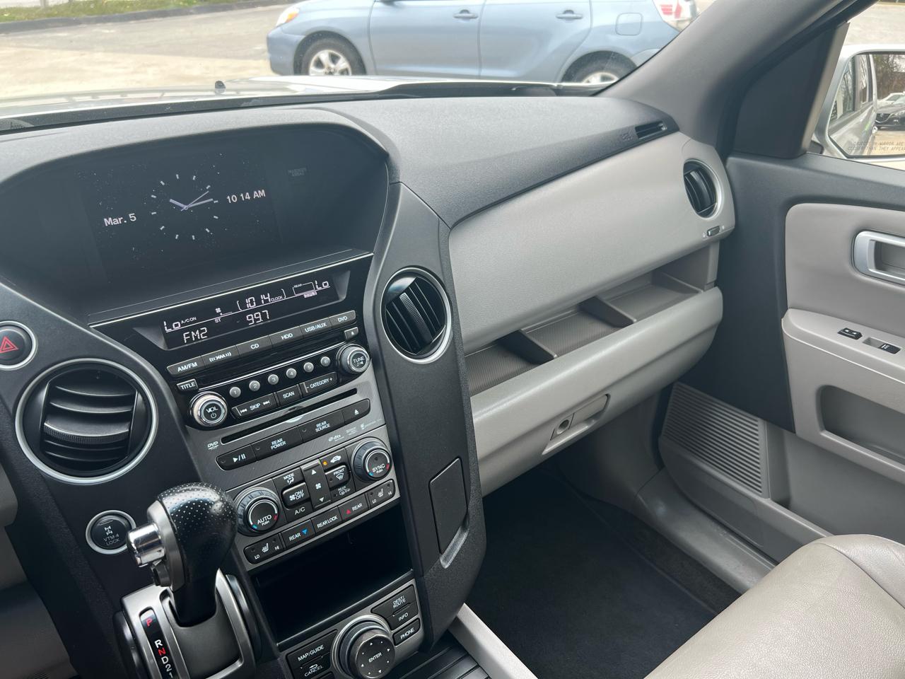 Honda Pilot Touring 4WD 5-Spd AT with DVD 2012