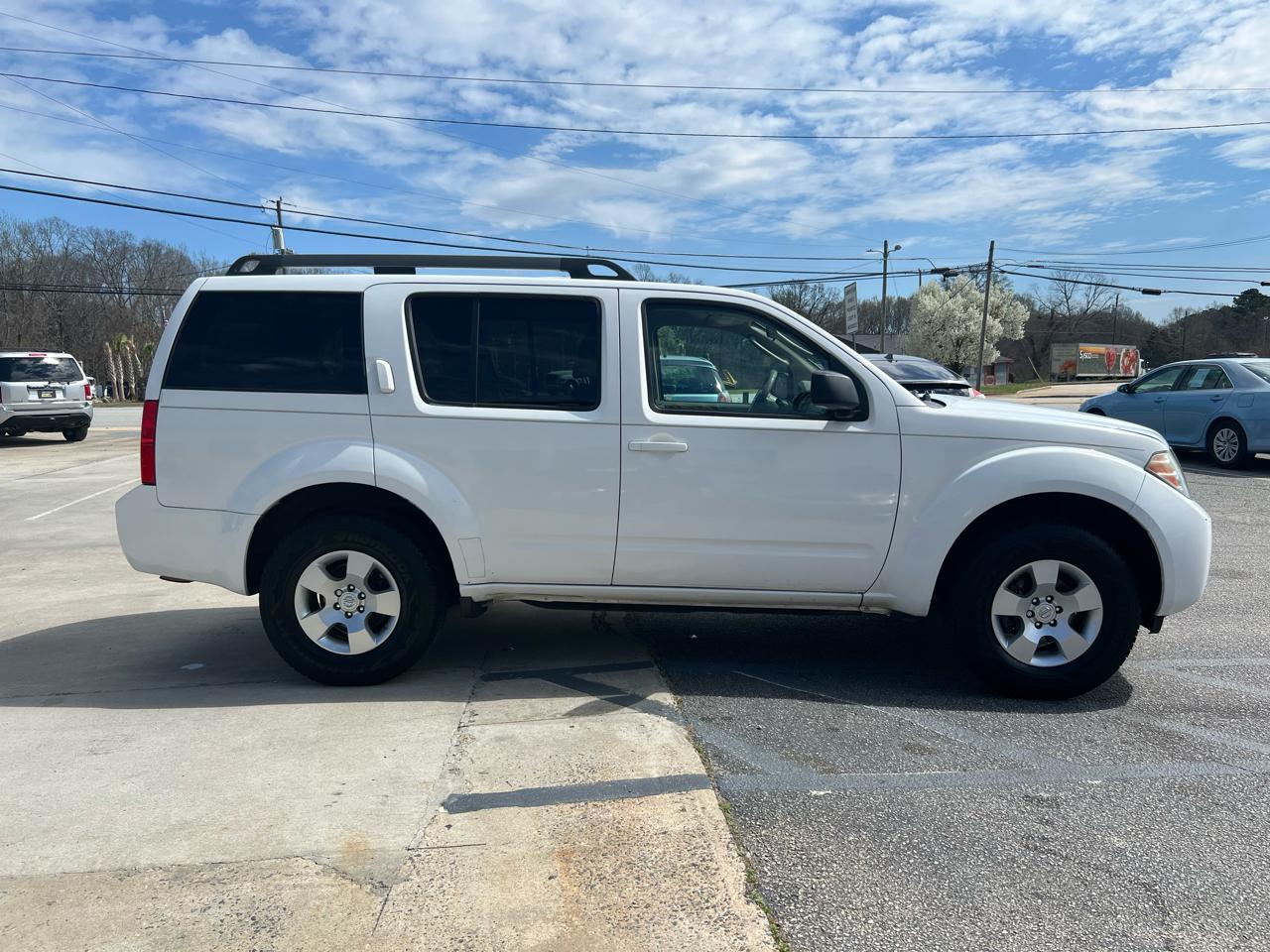 Nissan Pathfinder S 2012