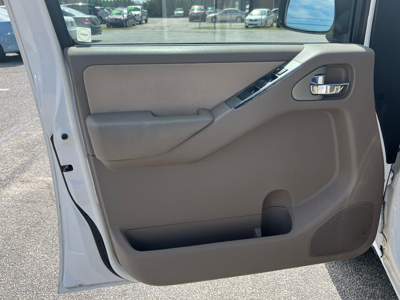 Nissan Pathfinder S 2012