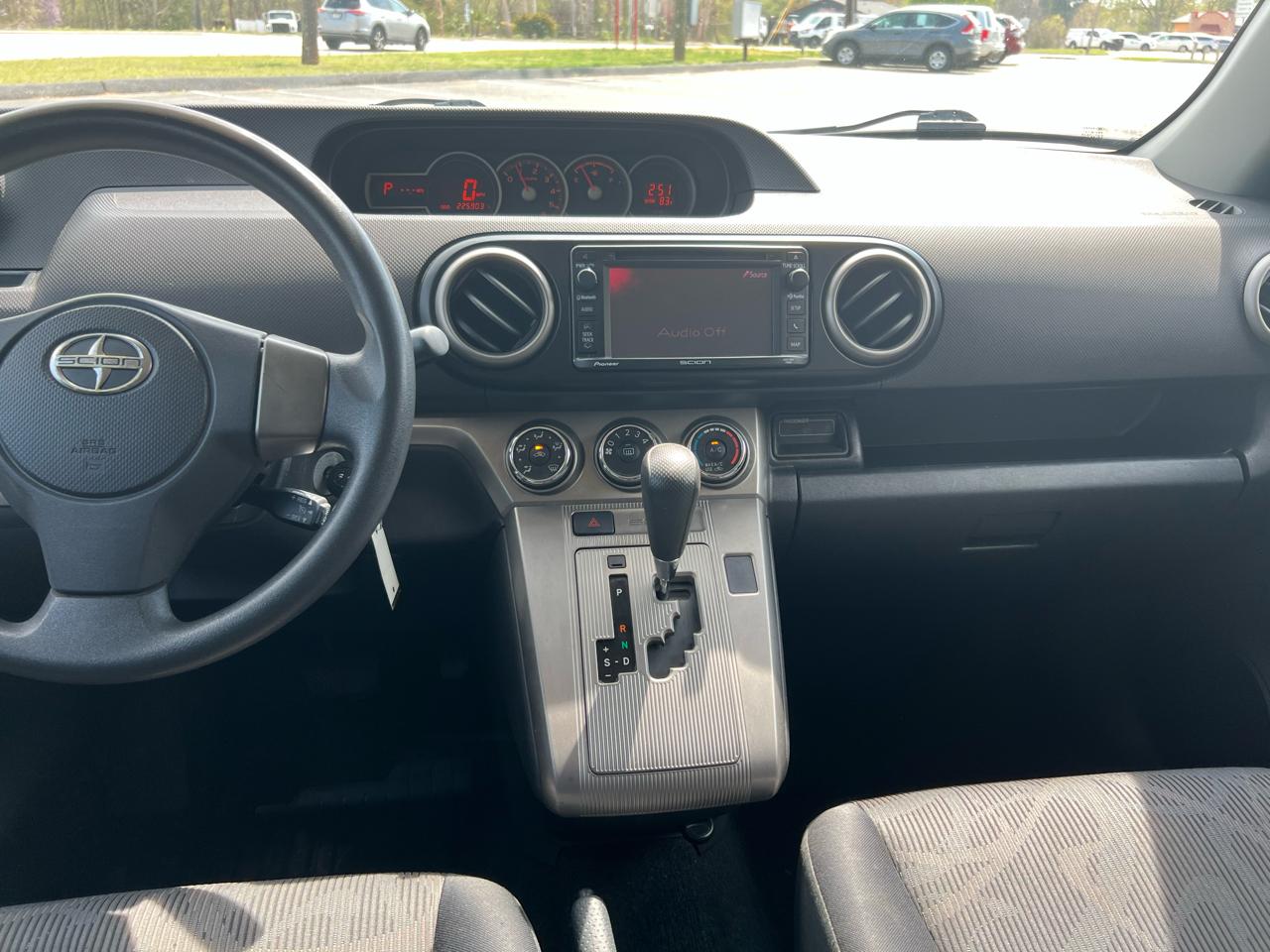 Scion xB 5-Door Wagon 4-Spd AT 2014