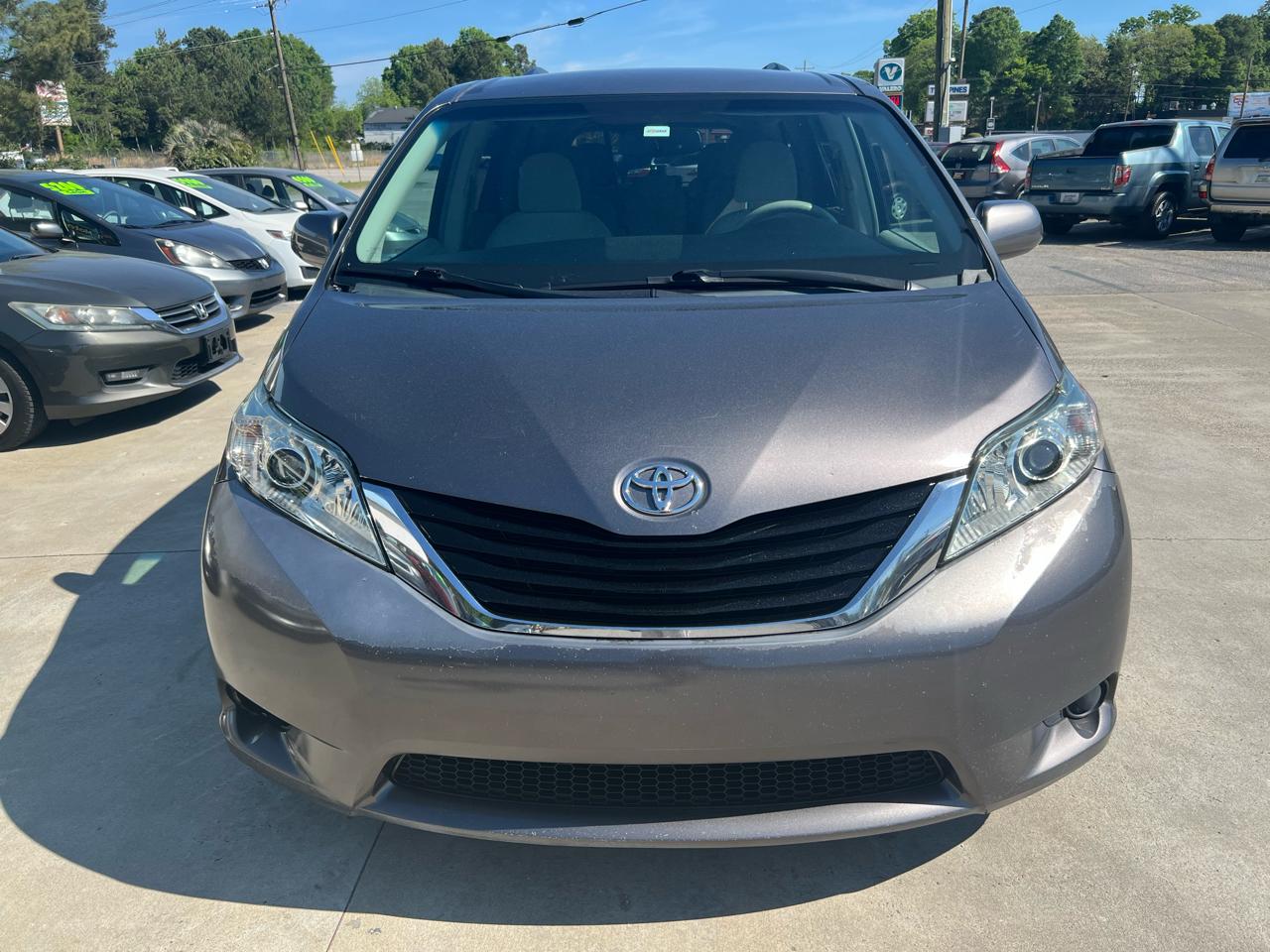 Toyota Sienna LE 8-Pass V6 2011