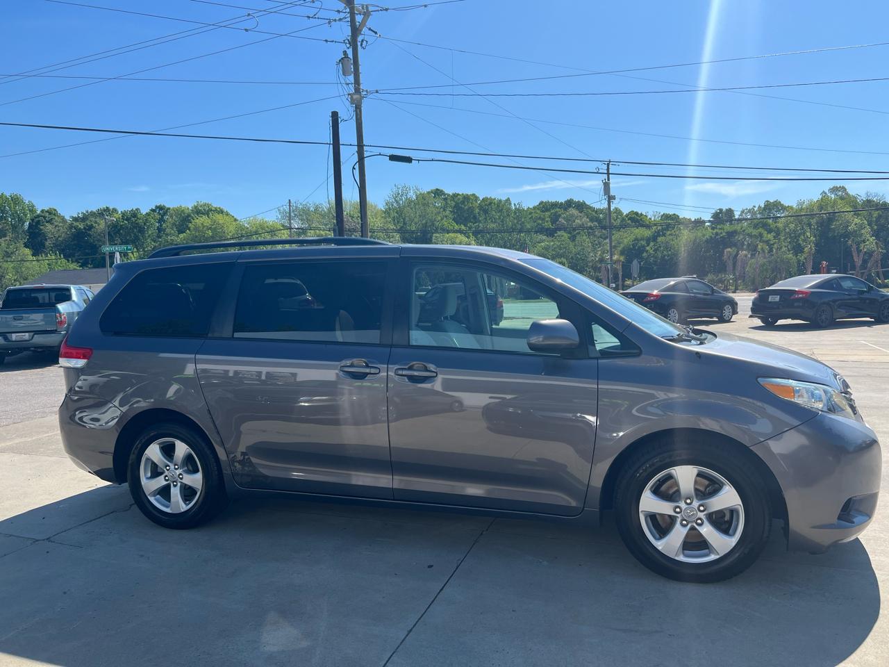 Toyota Sienna LE 8-Pass V6 2011