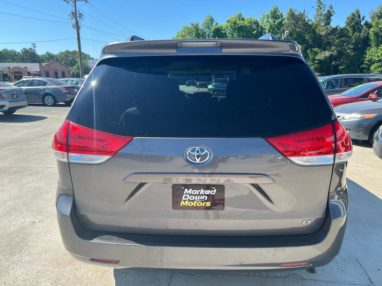 Toyota Sienna LE 8-Pass V6 2011