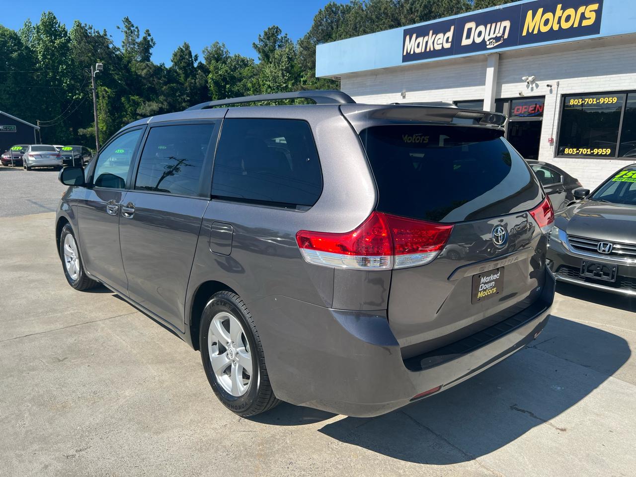 Toyota Sienna LE 8-Pass V6 2011