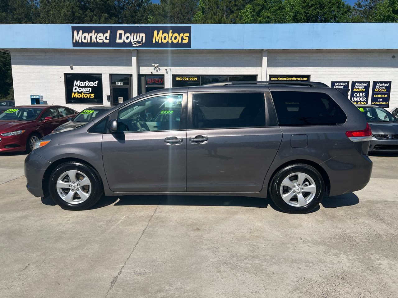 Toyota Sienna LE 8-Pass V6 2011
