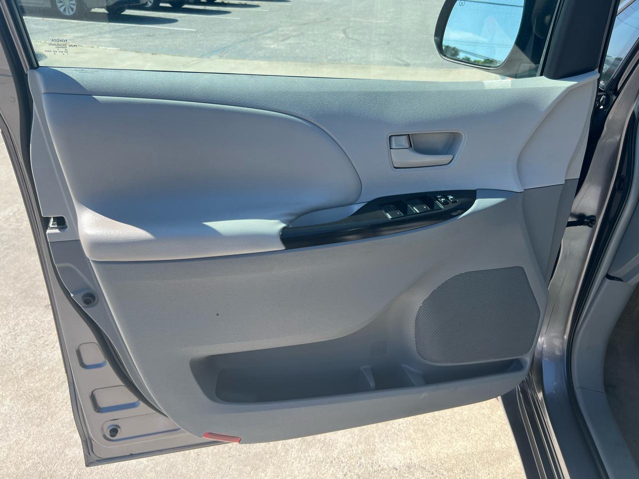 Toyota Sienna LE 8-Pass V6 2011