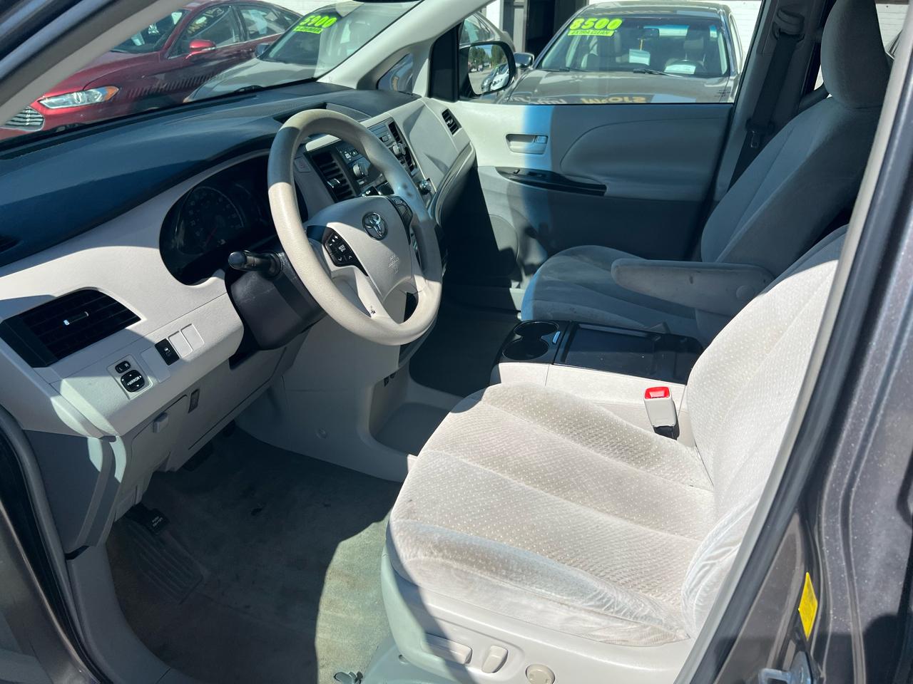 Toyota Sienna LE 8-Pass V6 2011