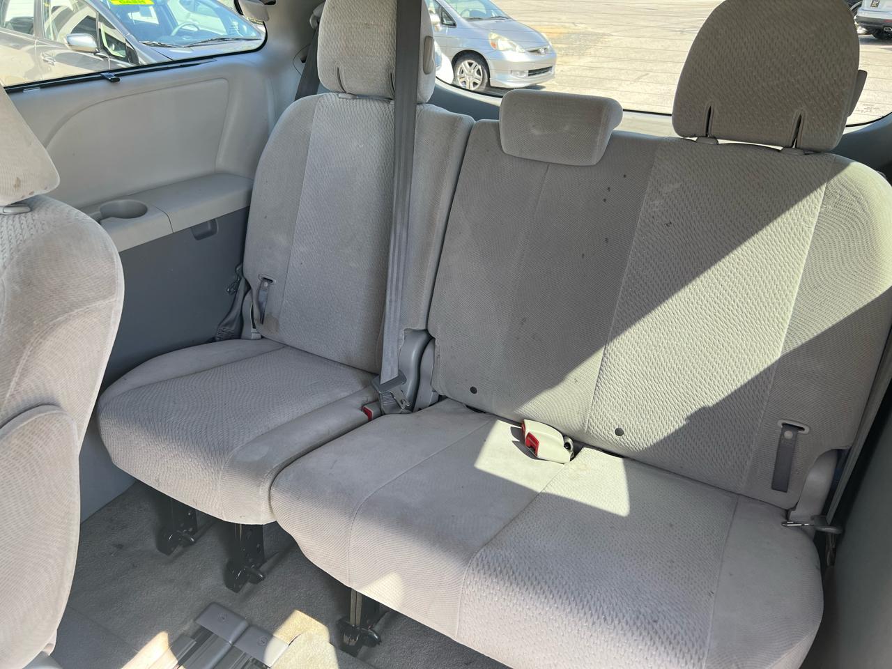 Toyota Sienna LE 8-Pass V6 2011