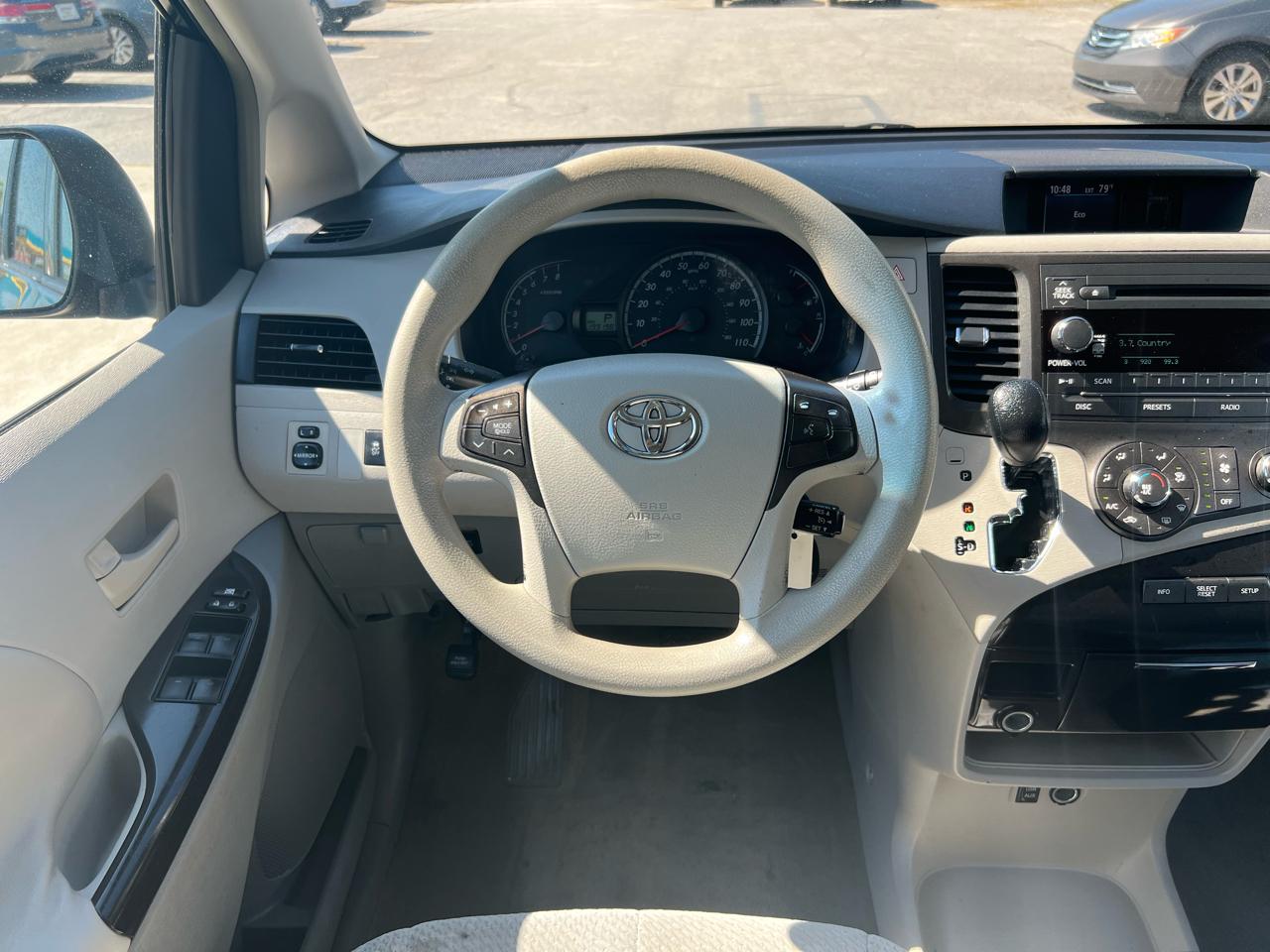 Toyota Sienna LE 8-Pass V6 2011