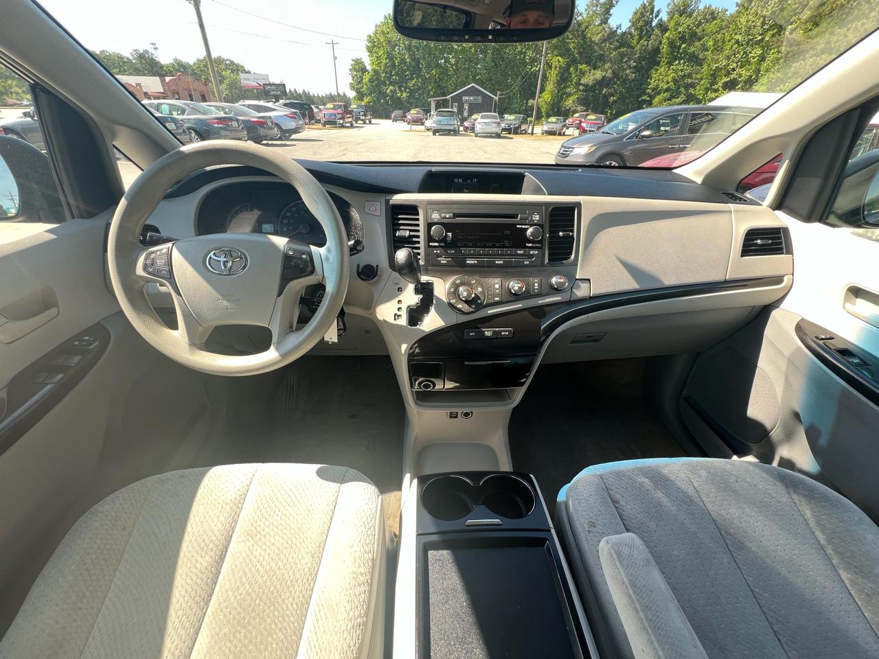 Toyota Sienna LE 8-Pass V6 2011