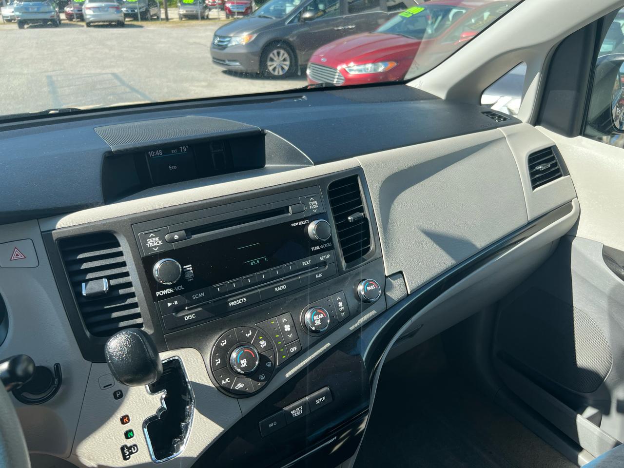 Toyota Sienna LE 8-Pass V6 2011