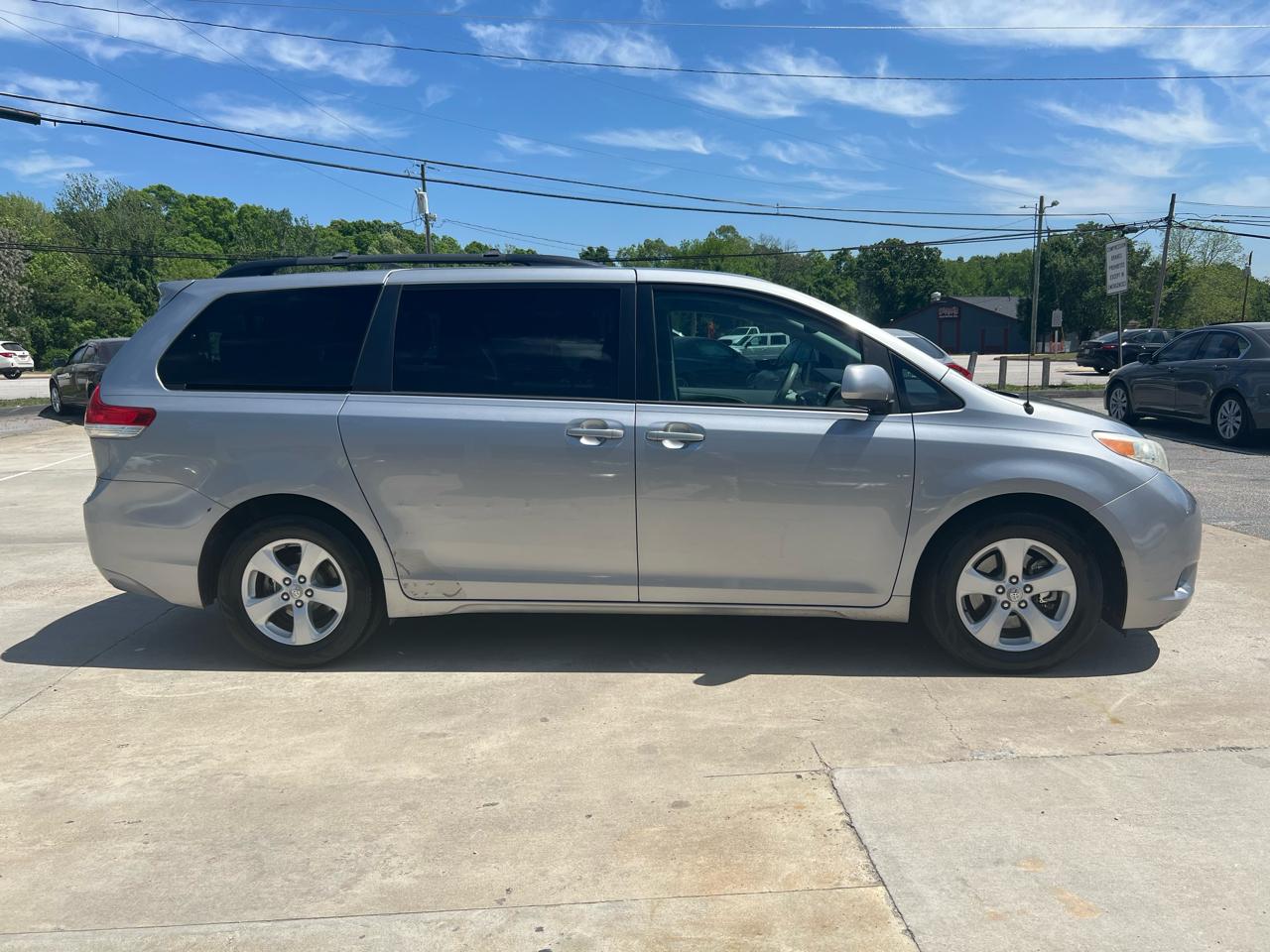 Toyota Sienna LE FWD 8-Passenger V6 2012