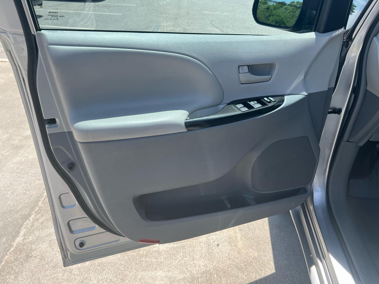 Toyota Sienna LE FWD 8-Passenger V6 2012