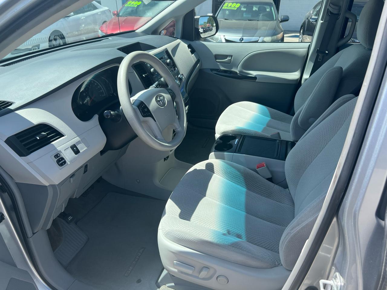 Toyota Sienna LE FWD 8-Passenger V6 2012