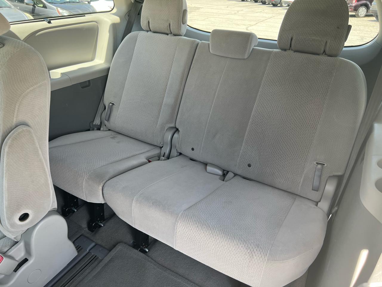 Toyota Sienna LE FWD 8-Passenger V6 2012