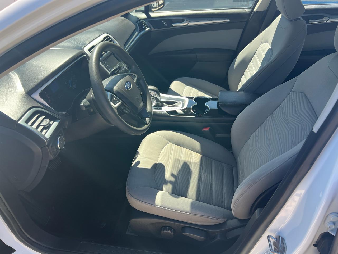 Ford Fusion S 2016