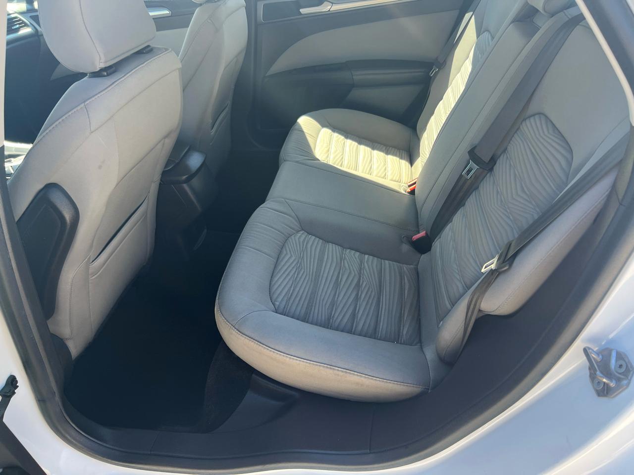 Ford Fusion S 2016