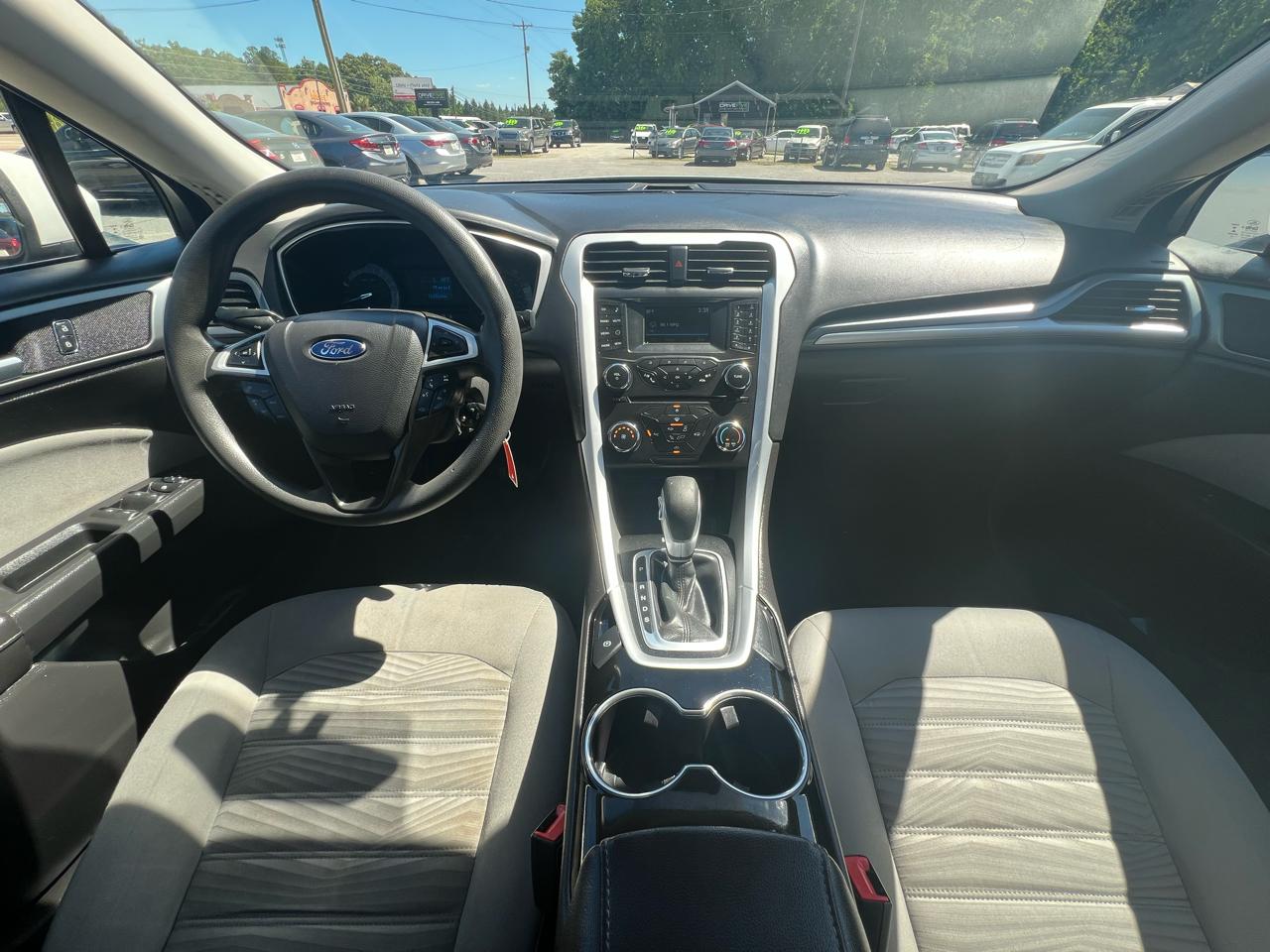 Ford Fusion S 2016
