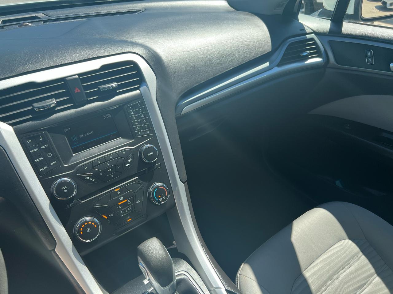 Ford Fusion S 2016