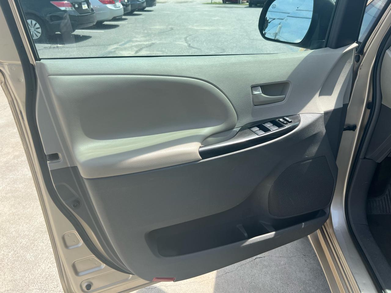 Toyota Sienna LE FWD 8-Passenger V6 2013