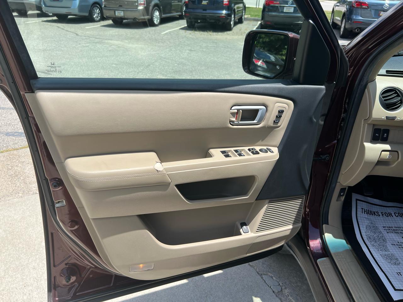 Honda Pilot Touring 4WD 5-Spd AT with DVD 2013