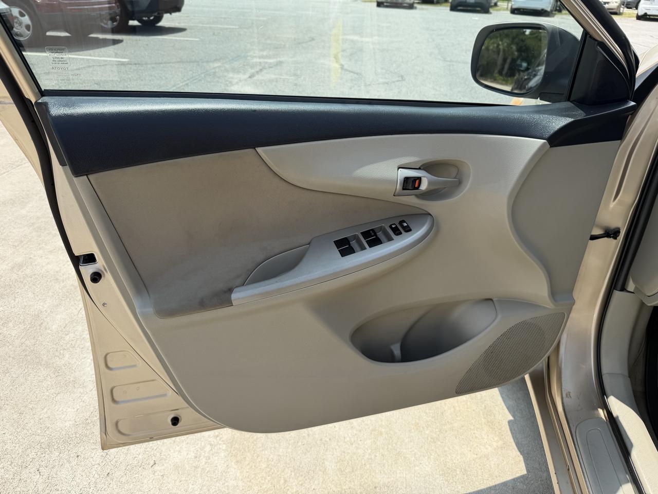 Toyota Corolla LE 4-Speed AT 2012