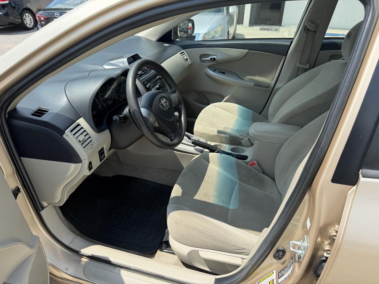 Toyota Corolla LE 4-Speed AT 2012